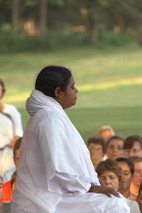 Amma (Sri Mata Amritanandamayi) meditating